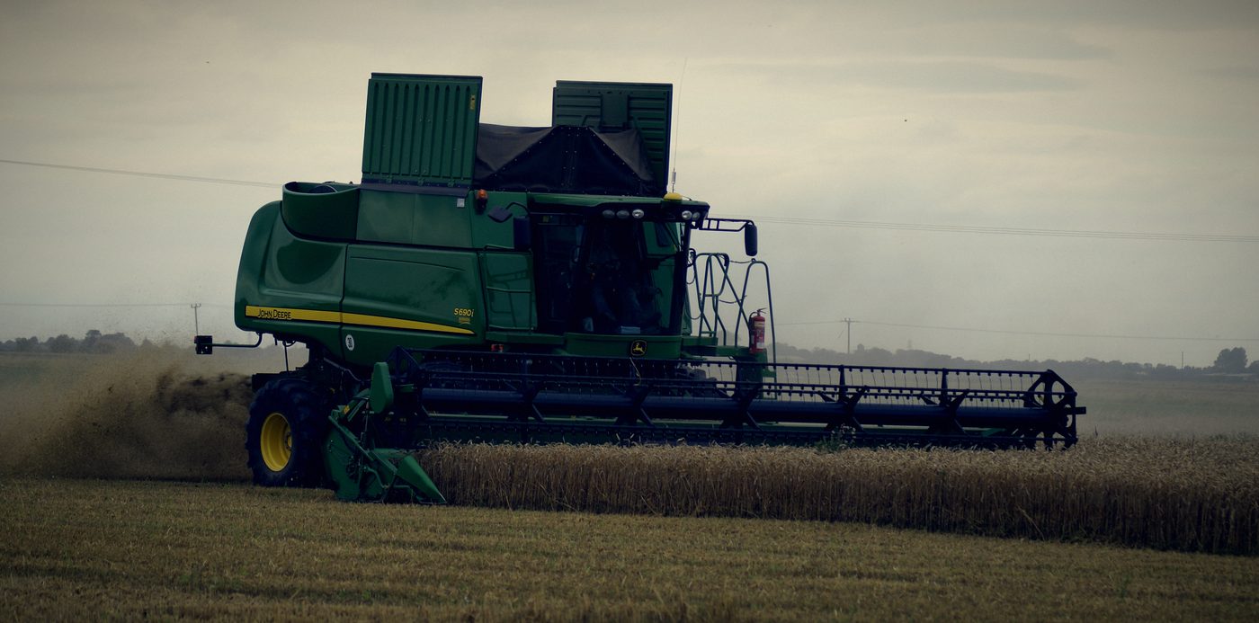 Kombajnë John Deere gjatë korrjes së grurit
