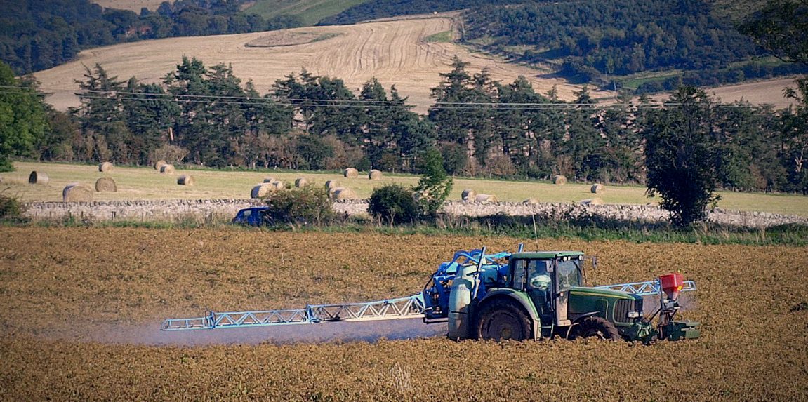 Traktor John Deere me spërkatës në fushë